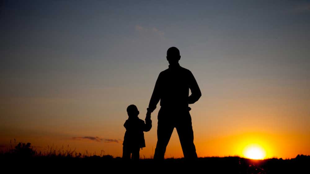 ইকবাল-সেহমতের ছেলে বড় হয়েছেন অভিনবের কাছে। নামের পিছনে ‘খান’ পদবি এবং ইসলাম ধর্মবিশ্বাস, কোনও কিছুতেই তাঁর স্বাধীনতা হরণ করেননি অভিনব। তিনি এখন প্রতিষ্ঠিত প্রৌঢ় দিল্লিবাসী। চান না, তাঁর বা সেহমতের আসল পরিচয় প্রকাশিত হোক। সিক্কাকে তিনি বাধা দিয়েছেন সেহমতের প্রকৃত নাম সামনে আনতে। (ছবি: শাটারস্টক)