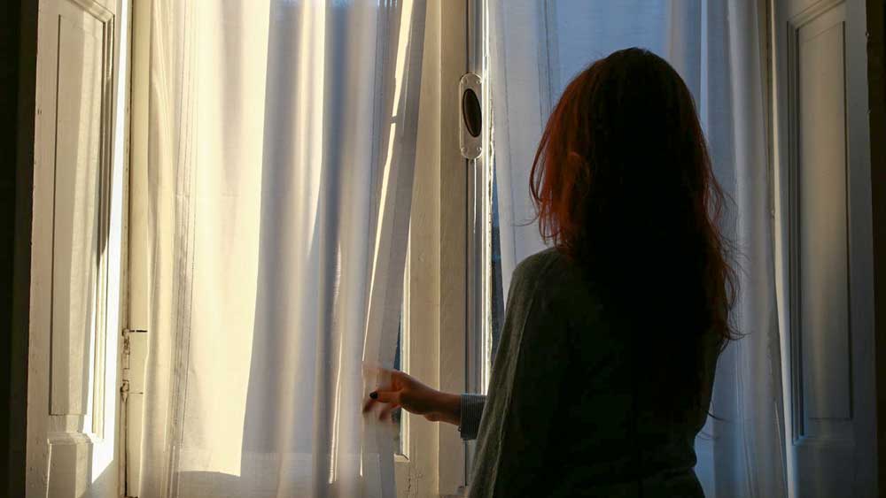 সেহমতের ছেলে সমর ( পরিবর্তিত নাম) ভারতীয় সেনাবাহিনীতে ছিলেন কয়েক বছর। কিন্তু তারপর নির্দিষ্ট সময়ের অনেক আগে অবসর নিয়ে মন দেন স্বেচ্ছাসেবী সংস্থার কাজে। শুধু ছেলের সঙ্গেই নয় সেহমত বাকি পৃথিবীর সবার থেকে নিজেকে গুটিয়ে নিয়েছিলেন।  (ছবি: শাটারস্টক)