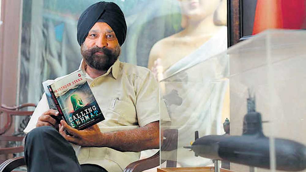 তাঁর কথায়, সেহমত যখন দেশে ফেরেন তখন দিল্লি বিমানবন্দরে লাল কার্পেট ও গোলাপবৃষ্টি করে তাঁকে স্বাগত জানানো হয়েছিল। তিনি কার্পেট গুটিয়ে জাতীয় পতাকার সামনে নতজানু হয়ে দেশের মাটি স্পর্শ করেছিলেন। সিনেমায় এই অংশ দেখানো হয়নি বলে ক্ষুব্ধ সিক্কা। তা ছাড়া ছবির সঙ্গে তাঁর নামও কোথাও জড়িয়ে নেই বলে মেঘনাকে দোষারোপ করেন সিক্কা।
(ছবি: সোশ্যাল মিডিয়া)