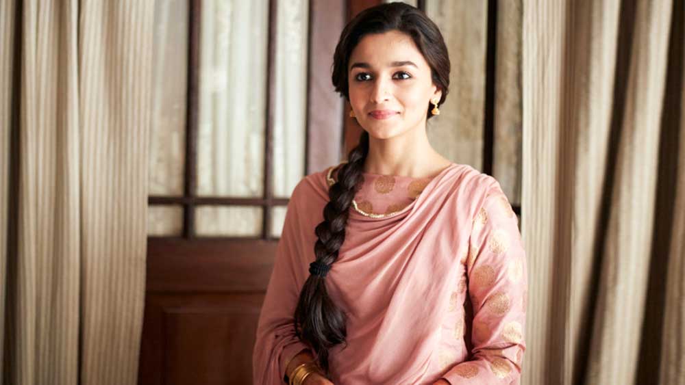 আলিয়া ভট্টকে তাঁর পছন্দ হয়েছিল নিজের চরিত্রে। যদিও সিক্কার অভিমত, আলিয়ার সঙ্গে সেহমতের চেহারাগত সাদৃশ্য নেই। আলিয়াও চেয়েছিলেন তাঁর ছবি দেখতে। কিন্তু সিক্কা দেখাননি। কথা রেখেছেন সেহমতের। সেহমত চাননি, তাঁর পরিচয় বা ছবি প্রকাশিত হোক। আলিয়া চেয়েছিলেন এক বার তাঁর সঙ্গে দেখা করতে। সে সুযোগ একটুর জন্য হারান তিনি।  (ছবি: ‘রাজি’ ছবির ভিডিয়ো থেকে)