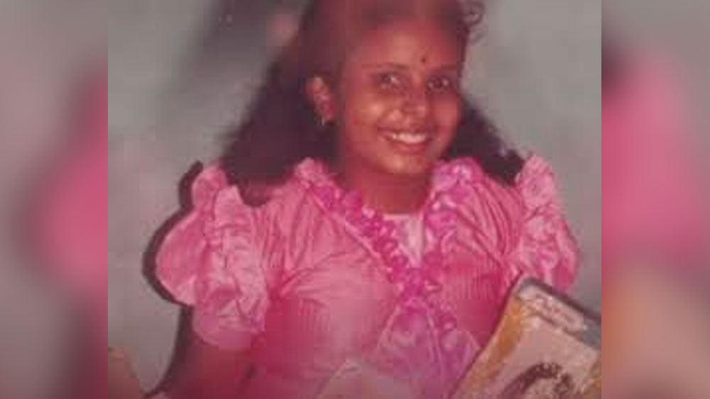 বাবা ভারতীয় সেনার লেফ্টেন্যান্ট কর্নেল। দাদাও কর্মরত ভারতীয় সেনাবাহিনীতে। এ রকম এক সেনা-পরিবারে গুঞ্জনের জন্ম ১৯৭৫ সালে, লখনউ শহরে।