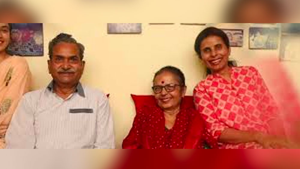 দিল্লির হংসরাজ কলেজ থেকে পদার্থবিজ্ঞানে স্নাতক হন গুঞ্জন সাক্সেনা। স্নাতক স্তরে পড়ার সময়েই তিনি সফদরজং ফ্লাইং ক্লাবে যোগ দেন, উড়ানশিক্ষার খুঁটিনাটি শিখতে। পরে সার্ভিসেস সিলেকশন বোর্ড বা এসএসবি-র প্রবেশিকা পরীক্ষায় উত্তীর্ণ হয়ে যোগ দেন ভারতীয় বায়ুসেনায়।