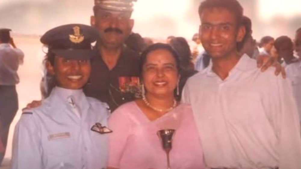 ১৯৯৪ সালে ভারতীয় বায়ুসেনায় পাইলট হিসেবে প্রথম বার যোগ দিলেন মহিলারা। ২৫ জন শিক্ষার্থী পাইলটের মধ্যে গুঞ্জন ছিলেন এক জন। প্রশিক্ষণ শেষ হওয়ার পরে গুঞ্জনের প্রথম পোস্টিং ছিল জম্মু কাশ্মীরের উধমপুরে।