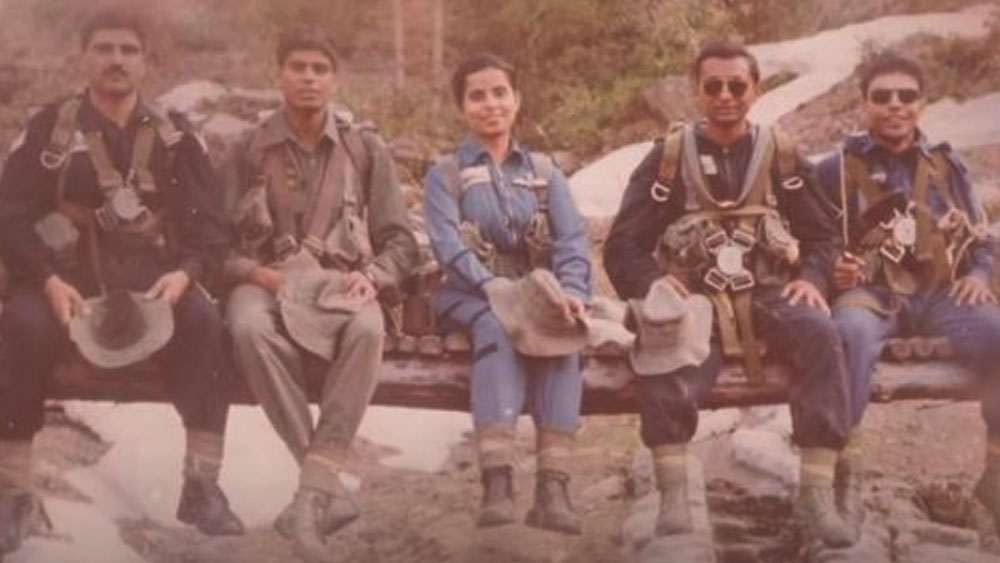 ১৯৯৯-এ কার্গিল যুদ্ধে ‘অপারেশন বিজয়’ মিশনে সামিল হলেন ফ্লাইট লেফ্টেন্যান্ট গুঞ্জন সাক্সেনা। তাঁর দায়িত্ব ছিল যুদ্ধক্ষেত্রে ওষুধ ও রসদ পৌঁছে দেওয়া। সেইসঙ্গে আহত সেনাদের উদ্ধার করে সেনা ক্যাম্পে নিয়ে আসাও ছিল তাঁর কাজের মধ্যে অন্যতম।