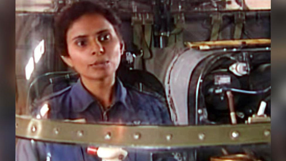 যুদ্ধক্ষেত্রে যেতে তাঁর কি আপত্তি আছে? কার্গিল যুদ্ধের আগে জানতে চাওয়া হয়েছিল ২৪ বছর বয়সি গুঞ্জনের কাছে। তরুণী উত্তর দিয়েছিলেন, আপত্তির কোনও প্রশ্নই ওঠে না। এ রকম সুযোগ পেয়ে তিনি গর্বিত।