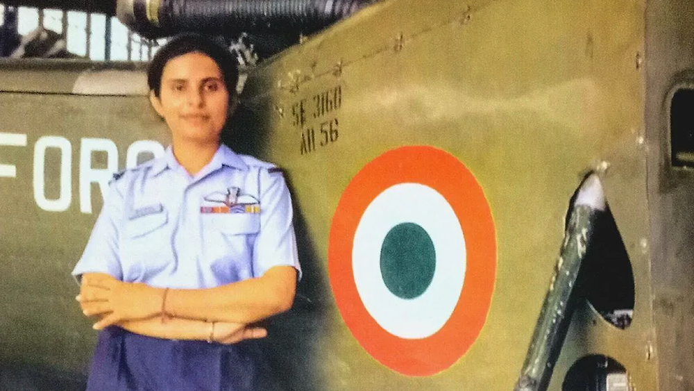 দ্রাস, বাটালিক, টোলোলিংয়ের আকাশে তাঁর বাহন ‘চিতা’ নিয়ে উড়ে যেতেন গুঞ্জন। শত্রপক্ষের ক্ষেপণাস্ত্র হানার মধ্যেই তাঁকে হেলিকপ্টার থেকে ফেলতে হত ওষুধ এবং রসদ। কার্গিল যুদ্ধে গুঞ্জনের মতো সাহসিকতার সঙ্গে কাজ করেছিলেন ফ্লাইট লেফ্টেন্যান্ট শ্রীবিদ্যা রাজনও।