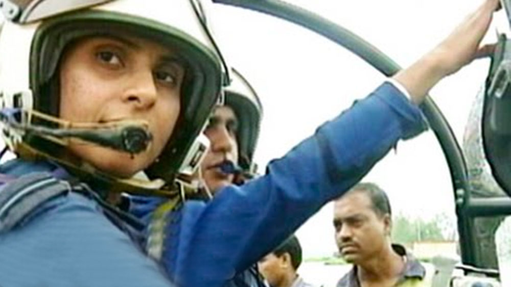 প্রাণহানির আশঙ্কাকে প্রতি মুহূর্তে সঙ্গী করেই কার্গিল যুদ্ধে কাজ করে গিয়েছেন গুঞ্জন। যুদ্ধবিধ্বস্ত আকাশে পাকিস্তানি ক্ষেপণাস্ত্র কান ঘেঁষে চলে গিয়েছে। কিন্তু শেষ পর্যন্ত ক্র্যাশ ল্যান্ডিং করে আহত সেনাদের উদ্ধার করে এনেছেন গুঞ্জন।