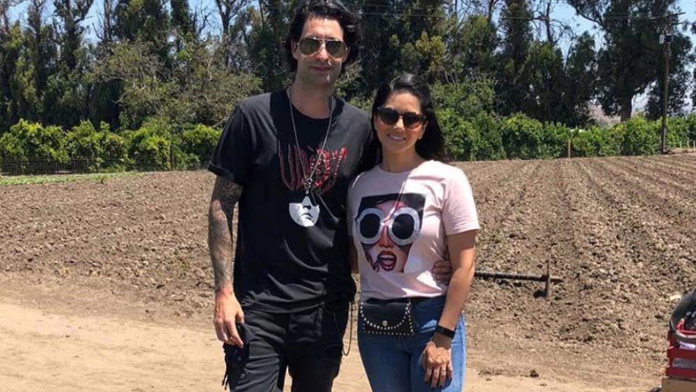 স্বামী ড্যানিয়েল ওয়েবের আর তিন সন্তানকে নিয়ে দিব্যি কেরিয়ার সামলাচ্ছেন তিনি। নিশা, আয়ার, নোয়া তিন সন্তানের প্রতিই অত্যন্ত যত্নশীল সানি। স্বামীও ভাগ করে নিয়েছেন দায়িত্ব। কিন্তু ড্যানিয়েলের সঙ্গে সানির আলাপ কী ভাবে হল?