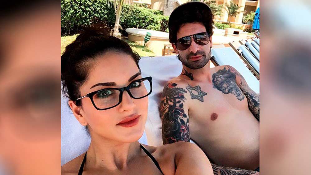 সানি বলেন, ড্যানিয়েলের সঙ্গে পরিচয় হতেই ভুল ভাঙে তাঁর। ড্যানিয়েলও বলেন, তাঁর জন্য সানি কিন্তু ‘লাভ অ্যাট ফার্স্ট সাইট’। কিন্তু সানির জন্য নয়। অল্পই কথা হয়েছিল প্রথম দিন।