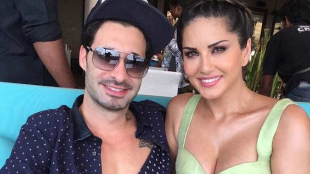 কথা কম হলেও সানির ফোন নম্বর এবং ই-মেল আইডি জোগাড় করে ফেলেছিলেন ড্যানিয়েল। কিন্তু ফোন করেননি। বরং ই-মেল করে জিজ্ঞাসা করেছিলেন, সানির সঙ্গে কী ভাবে কথা বলতে পারেন তিনি। এটা সানির খুব ভাল লেগেছিল।