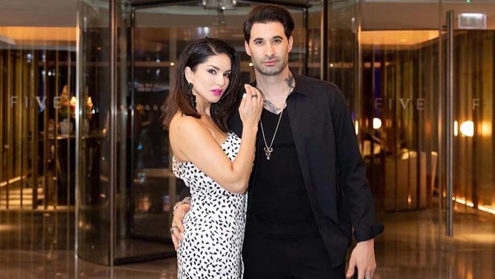 ড্যানিয়েলের বা়ড়ি নিউ ইয়র্কে। প্রথম ডেটে সানির পৌঁছাতে একটু দেরি হয়েছিল। কিন্তু ড্যানিয়েল অপেক্ষা করেছিলেন। ধৈর্য হারাননি।