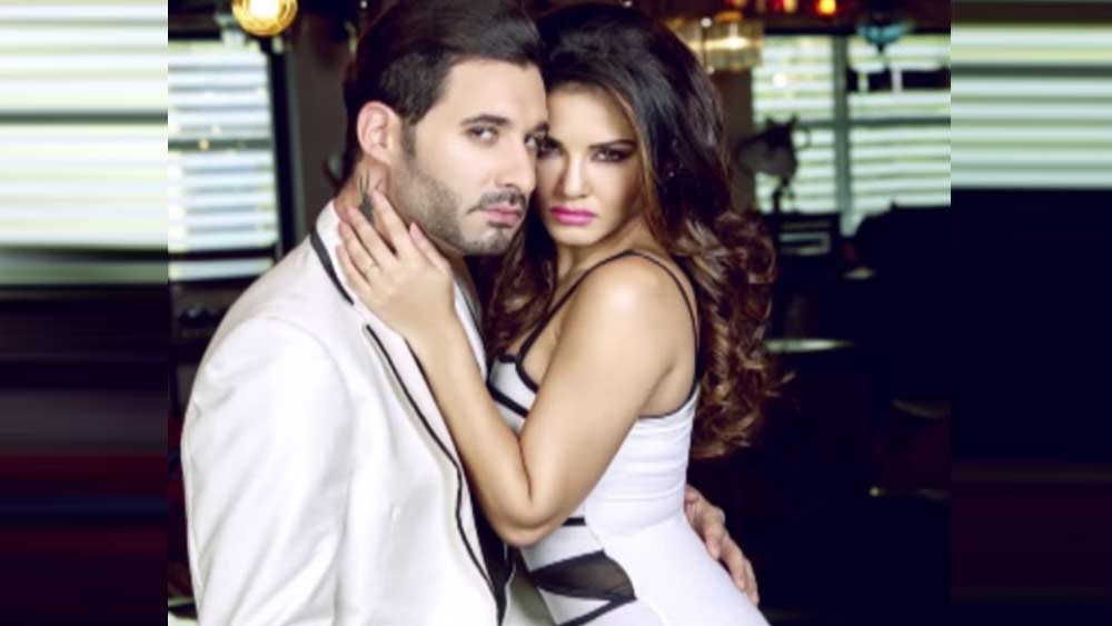 “সারা রেস্তরাঁ তখন ফাঁকা কেউ নেই, শুধু আমরা দু’জন। মনে হচ্ছিল যেন পিছনে কেউ বেহালা বাজাচ্ছে,’’— প্রথম ডেটের প্রসঙ্গে তাঁর ইনস্টাগ্রাম পোস্টে এমনটাই জানিয়েছিলেন সানি।