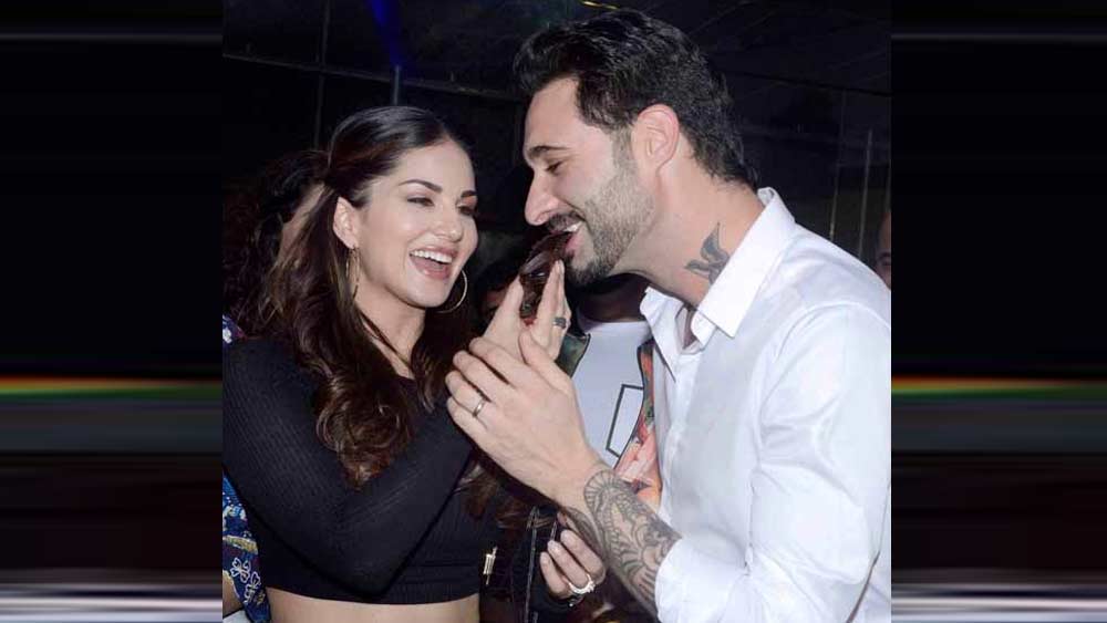 কাজের সূত্রে এক বার ওমানে ছিলেন সানি। তখন একটা সিডি মিক্স করে সঙ্গে ফুল পাঠিয়েছিলেন ড্যানিয়েল। এর পর সারা ক্ষণ ফোনে কথা হত তাঁদের। সানি পর্ন ছবিতে অভিনয় করতেন সেই সময়। এর পর ড্যানিয়েলও তাঁর সঙ্গে কাজ শুরু করেন। নিজেদের সংস্থা তৈরি করেন তাঁরা। সানির পাশে সবসময় ছিলেন তিনি, কখনও অসম্মান করেনি, এমনই বলেন বলিউডের ‘বেবি ডল’।