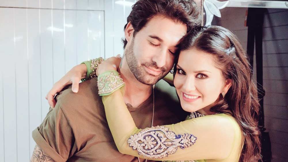 ডেটিংয়ের কয়েক মাসের মধ্যে সানির মা মারা যান। সানি ভেবেছিলেন, হয়তো ড্যানিয়েল সেই সময় আবেগ বুঝতে পারবেন না। কিন্তু সানিকে আগলে রেখেছিলেন তিনি। সানির পরিবারেরও সেটা অসম্ভব ভাল লেগেছিল।