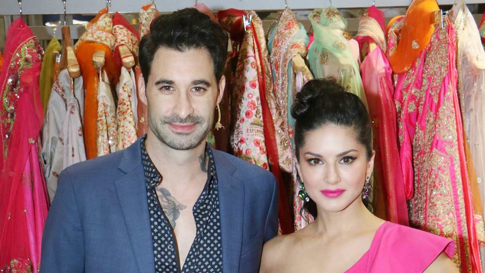 সানির আক্ষেপ, ৩ বছর ড্যানিয়েলের সঙ্গে লিভ-ইন রিলেশন কাটানোর পর বিয়ে করেছিলেন। এতটা সময় যে কোনও মহিলার জীবনে বিশাল সময় বলে মনে করেন সানি। বিশেষ করে যখন তাঁরা নাকি জানতেন একে অপরকে বিয়ে করা ছাড়া গতি নেই।