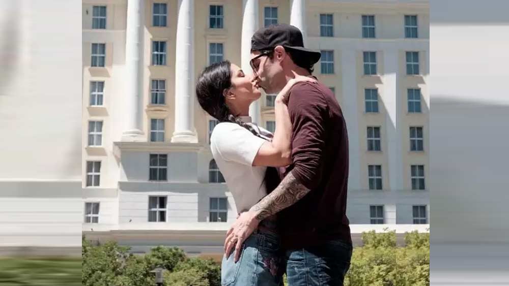 এক দিন ঘনিষ্ঠ মুহূর্তে সানি একটা বাক্স খুঁজছিলেন, হাতে আংটি খুলে রাখবেন বলে। তখন ড্যানিয়েল তার দিকে একটা বাক্স এগিয়ে দেন। মেহগনি কাঠের বাক্সটা ড্যানিয়েলের নিজেরই তৈরি।