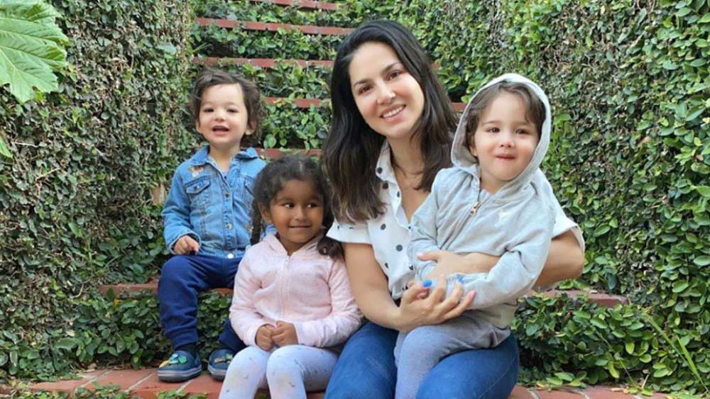 বিয়ের ৯ বছর পেরিয়ে গিয়েছে। তবুও তাঁদের প্রেমে কোথাও খামতি ঘটেনি। জীবনের প্রতিটা মুহূর্তে পাশে পেয়েছেন ড্যানিয়েলকে। তবে সানি বলেন, তাঁর সবচেয়ে ভাল লাগে বাচ্চারা এবং তাঁরা দু’জন এক সঙ্গে যখন ব্রেকফাস্ট তৈরি করেন সেই সময়টা। এখনও এই বেঁচে থাকাটাকে স্বপ্ন বলেই মনে হয় সানির।