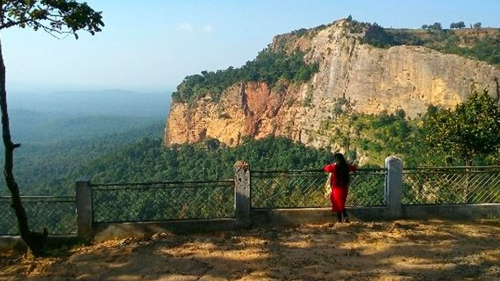 মধ্যপ্রদেশে ছান্দিওয়াড়া জেলায় রয়েছে সতপুড়া পার্বত্য অঞ্চল। সতপুড়া পার্বত্য এলাকায় রয়েছে পাতালকোট গ্রাম। ছান্দিওয়াড়ার সদর শহর থেকে যা প্রায় ৮০ কিলোমিটার দূরে।