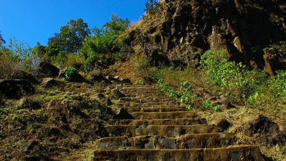এই এলাকাকে ‘পাতালে পৌঁছনোর সিঁড়ি’ বলেও মনে করেন স্থানীয়দের অনেকে। আদিবাসীদের বিশ্বাস, সীতা এই এলাকা দিয়েই পাতালে প্রবেশ করেছিলেন।
