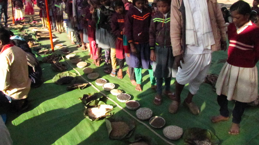 তাই জীবন ধারণের জন্য নিত্যপ্রয়োজনী খাদ্যদ্রব্যের ব্যাপারে পুরোপুরি স্বনির্ভর এই জনজাতি।