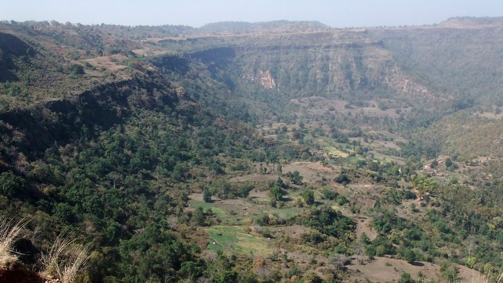 কিন্তু একটি জিনিস তাদের বাইরে থেকেই জোগাড় করে আনতে হয়। তা হল লবণ। রান্নার এই অবিচ্ছেদ্য উপাদান ছাড়া সব ব্যাপারেই স্বনির্ভর পাতালকোট এলাকার ওই গ্রামগুলি।