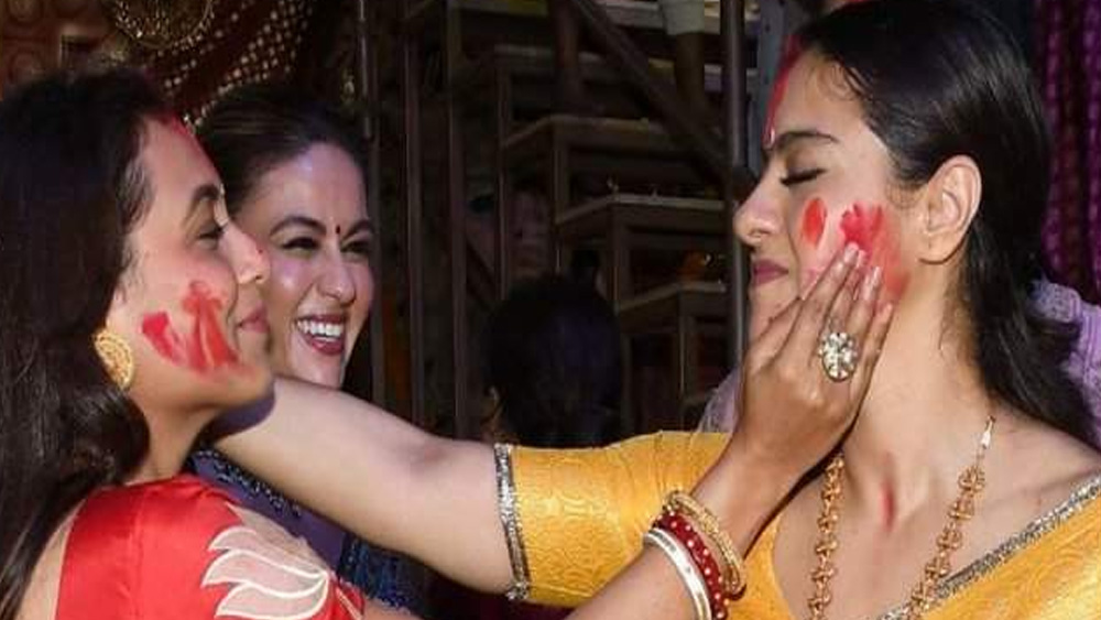 তবে সময়ের সঙ্গে সঙ্গে তিক্ততার তীব্রতা হয়তো কিছুটা প্রশমিত হয়েছে। আগে প্রকাশ্যে দুই বোন একে অন্যের প্রসঙ্গে কোনও মন্তব্য করা থেকে বিরত থাকতেন। এখন দু’জনে আড়ালেই রাখেন সবরকম তিক্ততা।