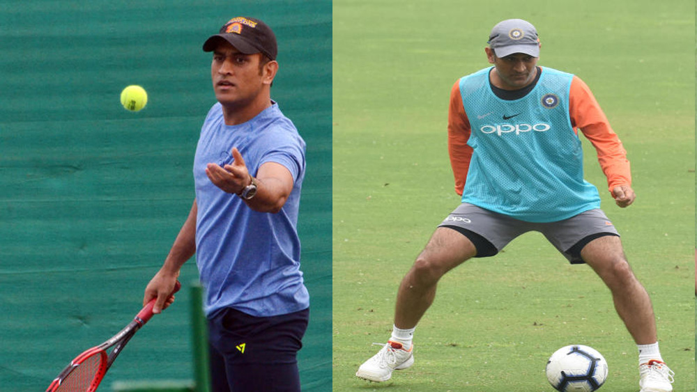 ধোনির পরিবার আদতে উত্তরাখণ্ডের আলমোরা জেলার। তাঁর বাবা কর্মসূত্রে চলে এসেছিলেন রাঁচীতে। সেখানেই জন্ম মহেন্দ্রর। ১৯৮১-র ৭ জুলাই। বোন জয়ন্তী এবং ভাই নরেন্দ্রর সঙ্গে রাঁচীতেই বেড়ে ওঠা তাঁর।