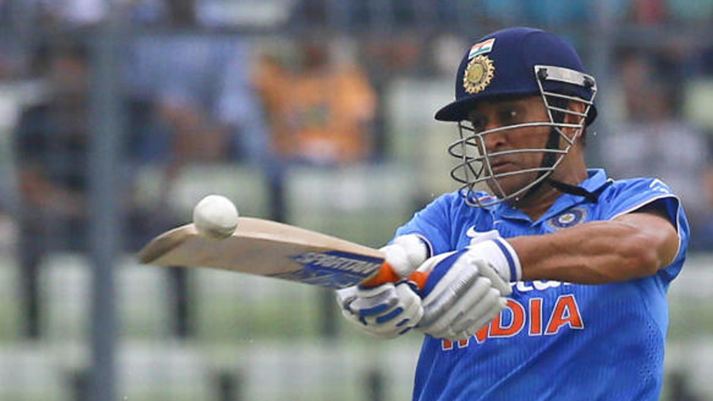 সেন্ট্রাল কোল ফিল্ডস লিমিটেড বা সিসিএল-এর দলে তাঁকে সুযোগ দিলেন দেবল সহায়। তাঁর ব্যাটের জোরে ‘এ ডিভিশন’-এ উত্তরণ ঘটে সিসিএল-এর। সে সময় ধোনিকে গুরুত্বপূর্ণ ম্যাচে প্রত্যেক ওভার বাউন্ডারির জন্য পঞ্চাশ টাকা করে দিতেন দেবল।