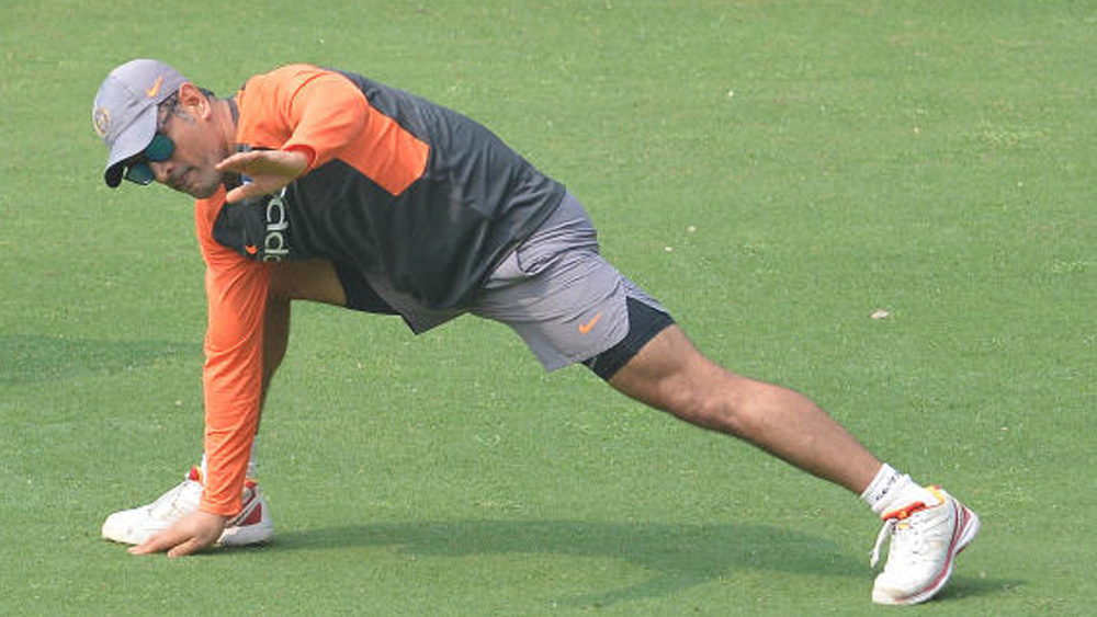 ক্রিকেটার হিসেবে তাঁর বুনিয়াদ গড়ে তোলার পিছনে ধোনি কৃতজ্ঞতা জানান দেবল সহায়কে। ১৯৯৭-’৯৮ মরসুমে ধোনি সুযোগ পেলেন অনূর্ধ্ব ১৬ বিনু মাঁকড় ট্রফিতে। এর পর বিহারের অনূর্ধ্ব ১৯-এর ধাপ পেরিয়ে রঞ্জি দলে সুযোগ ১৯৯৯-২০০০ মরসুমে।