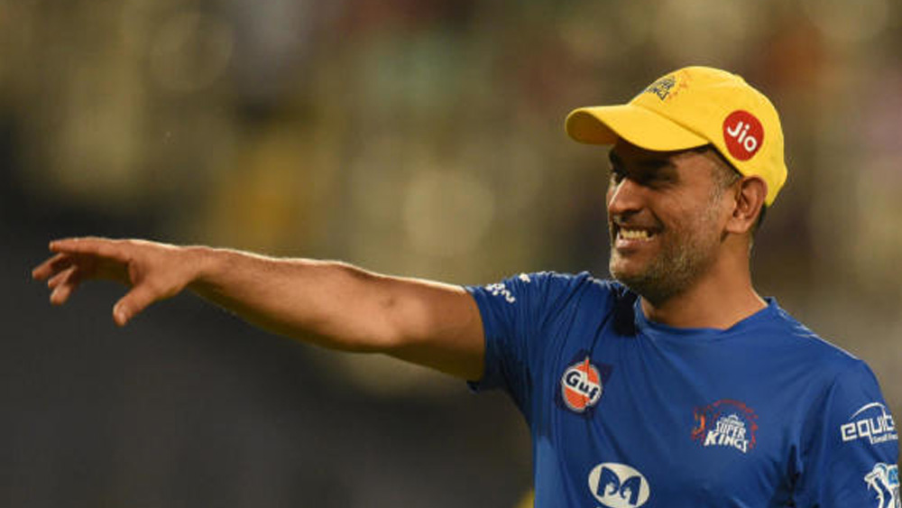 পারফরম্যান্সের পাশাপাশি ধোনিকে রঞ্জি দলে সুযোগ পেতে সাহায্য করেছিল বিহারের প্রাক্তন ক্রিকেটকর্তা দেবল সহায়ের রেফারেন্সও। পরে ঝাড়খণ্ডের হয়েও রঞ্জি, দলীপ এবং দেওধর ট্রফি-সহ বিভিন্ন প্রতিযোগিতায় নিজের প্রতিভার পরিচয় দেন ধোনি।