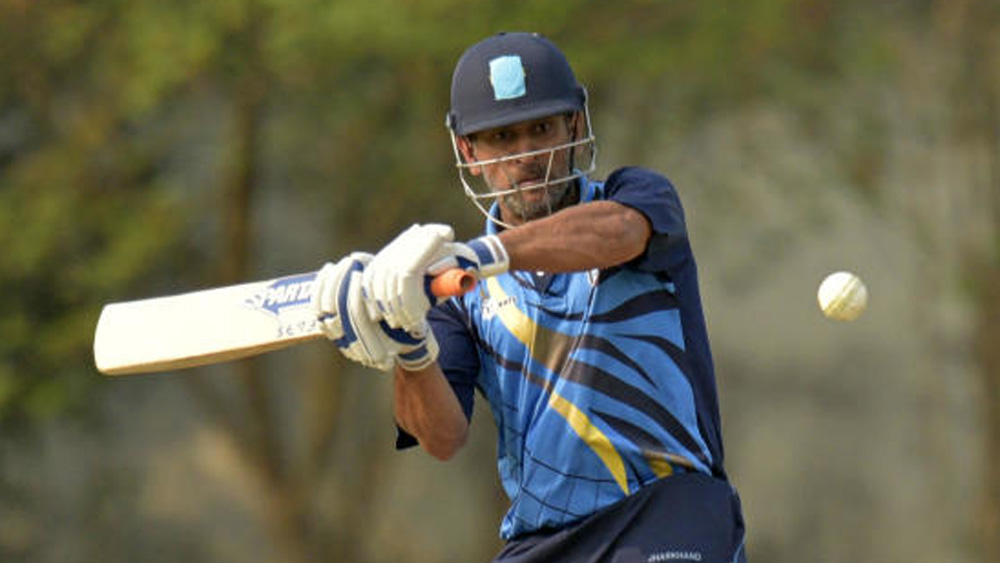 উদীয়মান ক্রিকেটার হিসেবে ধোনিকে চিহ্নিত করেন প্রাক্তন ক্রিকেটার প্রকাশ পোদ্দার। বাংলা ও রাজস্থানের হয়ে প্রথম শ্রেণির ক্রিকেট খেলা প্রকাশ ২০০৩-এ প্রথম ধোনিকে খেলতে দেখেন। জামশেদপুরে ধোনি তখন খেলছিলেন ঝাড়খণ্ডের হয়ে।