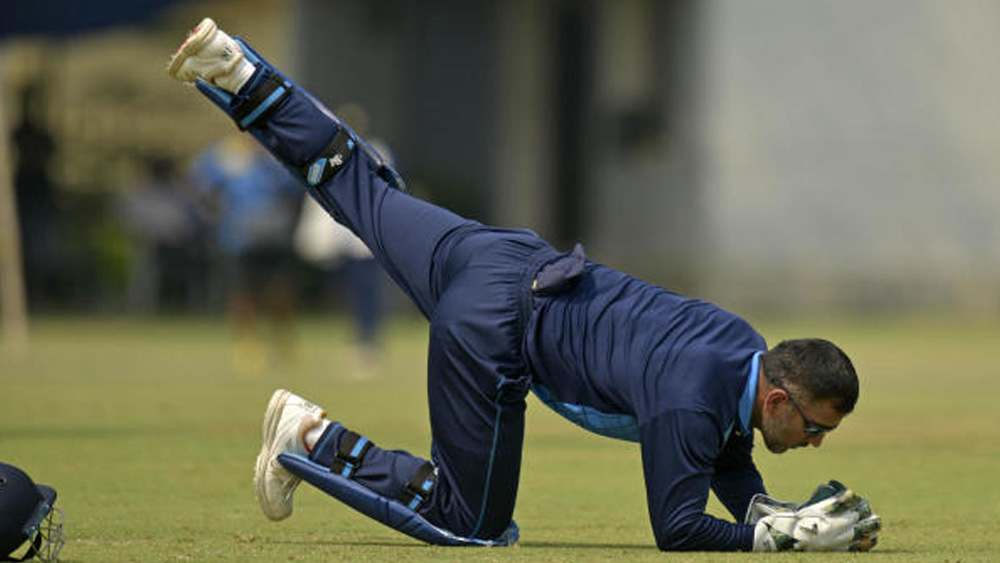 ষাটের দশকে বাংলার হয়ে অধিনায়কত্ব করা প্রকাশকে দায়িত্ব দিয়েছিল বিসিসিআই। ছোট শহর থেকে প্রতিশ্রুতিমান ক্রিকেটারদের চিহ্নিত করার জন্য। তিনি জাতীয় ক্রিকেট অ্যাকাডেমিকে জানান ধোনি সম্পর্কে।