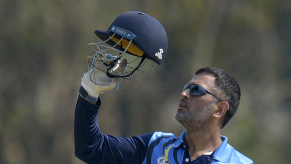 নির্বাচকদের ও তৎকালীন অধিনায়ক সৌরভ গঙ্গোপাধ্যায়ের চোখে ধোনি পড়েন ২০০৩-’০৪ মরসুমে। সে সময় তিনি ইন্ডিয়া এ দলের হয়ে জিম্বাবোয়ে ও কেনিয়া সফর করছিলেন। ৬ ইনিংসে ৩৬২ রান করে ধোনি হয়ে ওঠেন জাতীয় দলে খেলার প্রধান দাবিদার।