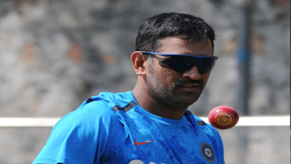 ২০০৪-’০৫ মরসুমে ধোনি প্রথম সুযোগ পান বাংলাদেশ সফরে এক দিনের আন্তর্জাতিক ম্যাচে খেলার জন্য। প্রথম ম্যাচেই শূন্য রানে রানআউট। মাঝারি মানের সফরের পরেও ধোনি সুযোগ পান পাকিস্তানের বিপক্ষে এক দিনের সিরিজে।