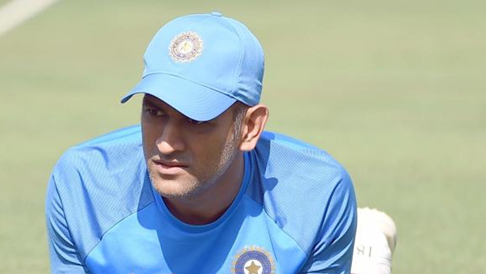 প্রাক্তন উইকেটকিপার সৈয়দ কিরমানির সমালোচনা সত্ত্বেও ধোনি ধীরে ধীরে দলে স্থায়ী জায়গা করে নেন। সে সময়কার অন্য উইকেটকিপার পার্থিব পটেল এবং দীনেশ কার্তিককে পিছনে ফেলে ধোনি-ই হয়ে ওঠেন প্রধান উইকেটরক্ষক।