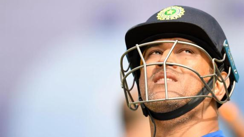 ২০০৭-এ বাংলাদেশের কাছে হেরে বিশ্বকাপ ক্রিকেটের প্রথম রাউন্ডেই ছিটকে যায় ভারত। সে সময় দেশ জুড়ে চরম সমালোচনার মুখে পড়েন ধোনি। প্রতিযোগিতায় তাঁর সংগ্রহ ছিল মাত্র ২৯ রান।