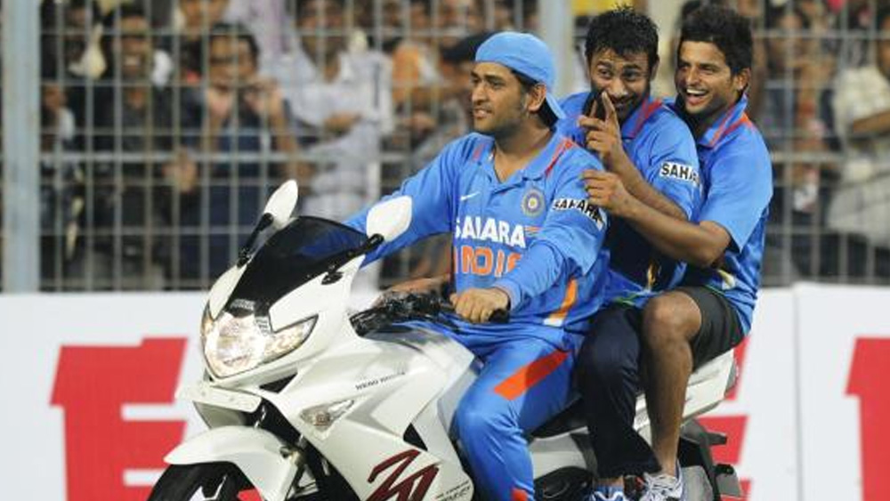 আবার অনেকের অবস্থান বিপরীত মেরুতে। তাঁদের মতে, ভারতীয় দলের সাফল্যের পিছনে ক্যাপ্টেন কুলের অবদান অনস্বীকার্য। পরিসংখ্যানের দিক থেকেও অধিনায়ক হিসেবে ২৭টি টেস্ট জয় করে তিনি ছাপিয়ে গিয়েছেন সৌরভের ২১ টেস্ট জয়ের কৃতিত্বকে। তাঁর নেতৃত্বেই ১১০ টি ওয়ানডে এবং ৪১ টি টি-২০ ম্যাচে জয়ী হয়েছে ভারত।