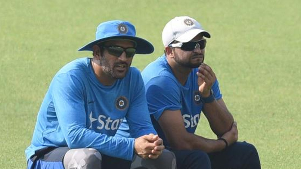 পরের বিশ্বকাপেও জয়ের দোরগোড়া থেকে কার্যত বিদায় নিতে হয় ধোনির ভারতকে। প্রথম ভারতীয় অধিনায়ক হিসেবে তিনি বিশ্বকাপের গ্রুপ স্তরের সব ম্যাচে জয়ী হন। কিন্তু জয়ের স্বপ্ন চূর্ণ হয়ে যায় সেমিফাইনালে অস্ট্রেলিয়ার কাছে হেরে।