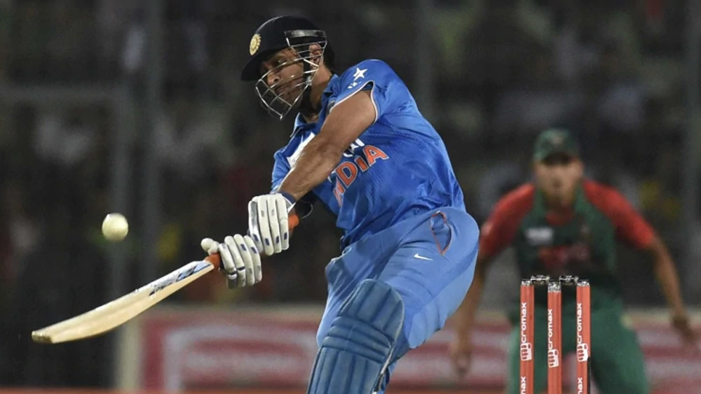 ২০১৭-র জানুয়ারিতে সীমিত ওভারে ম্যাচে অধিনায়কত্ব ছেড়ে দেন ধোনি। তার আগে ২০১৪-র ডিসেম্বরে ছেড়ে দেন টেস্ট ক্রিকেট। ২০১৯-এ তিনি বিরাট কোহালির নেতৃ্ত্বে খেলেন বিশ্বকাপে। নিউজিল্যান্ডের বিরুদ্ধে সেমিফাইনালে হেরে বিদায় নেয় ভারত। ৯ জুলাই খেলা ওই ম্যাচই ধোনির কেরিয়ারের ৩৫০ তম তথা শেষ ওয়ানডে।