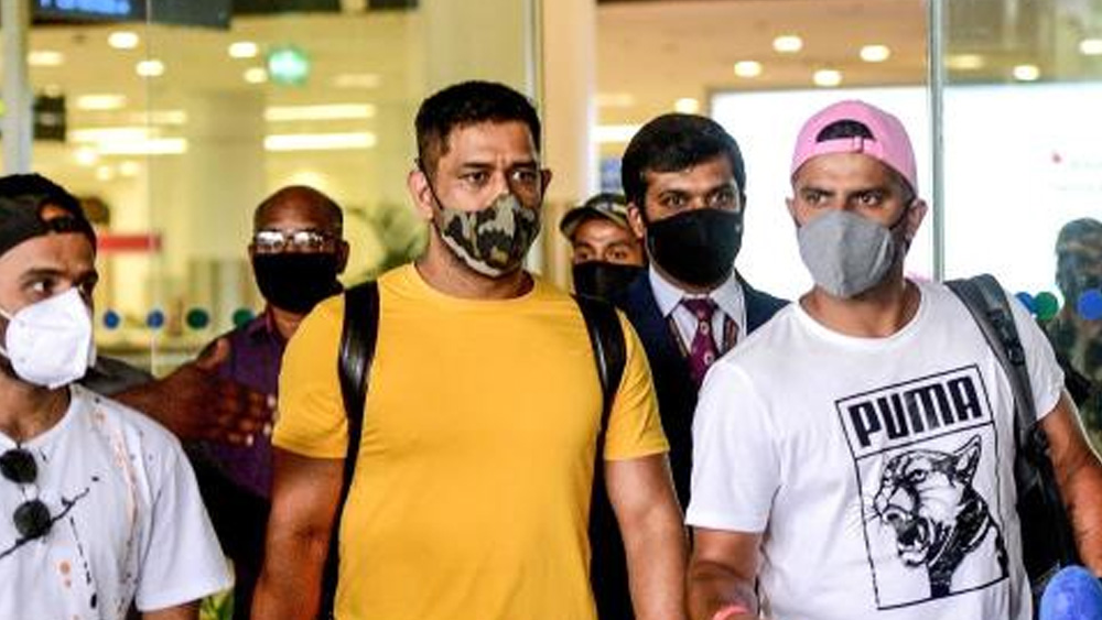 ২০২০-র ১৫ অগস্ট সবরকম আন্তর্জাতিক ক্রিকেট থেকে অবসর নিলেন ধোনি। মনে করা হচ্ছে, করোনা-অতিমারির জেরে আমূল পাল্টে যাওয়া ক্রীড়াসূচিই কার্যত ধোনির স্টাম্প ভেঙে দিল।