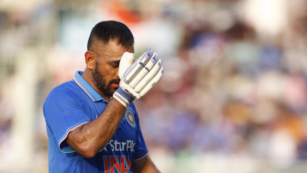 তাঁর মতো তারকা  ক্রিকেটার করোনাকালে কার্যত আড়ালে থেকেই সরে গেলেন আন্তর্জাতিক আসর থেকে। বিদায়বেলায় মাঠে উপস্থিত থেকে অঞ্জলি দেওয়ার সুযোগ অধরা থেকে গেল ভক্তদের। অবশ্য ধোনি বরাবরই সবাইকে চমকে দিতে ভালবাসেন।