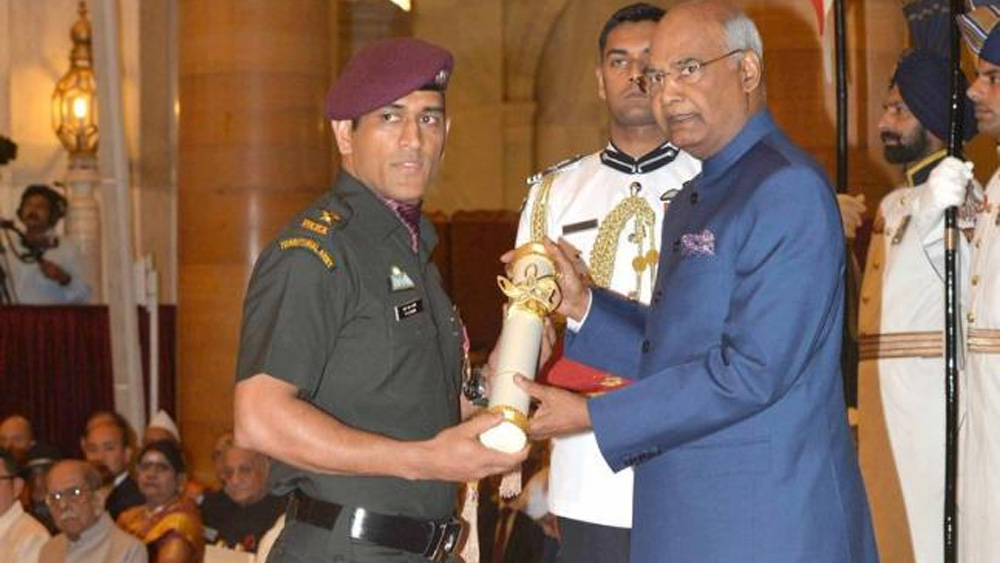 মনের ঝড় লুকিয়ে রাখতে সিদ্ধহস্ত এই ক্রিকেটার থামলেন ৯০ টেস্টে ৪৮৭৬ রান করে। সর্বোচ্চ রান ২২৪। ৩০ ওয়ানডে তে তাঁর সংগ্রহ ১০,৭৭৩ রান। সর্বোচ্চ স্কোর আপরাজিত ১৮৩। ৩১৭ টি টি-২০ ম্যাচে তাঁর সংগ্রহ ৬৬২১। সর্বোচ্চ আপরাজিত ৮৪। ২০১৮-এ তিনি সম্মানিত হন পদ্মভূষণ সম্মানে।