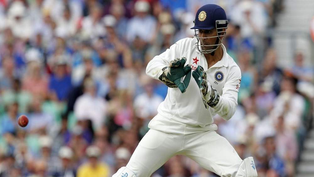 উইকেট কিপিংয়ের রেকর্ডও নজরকাড়া। টেস্টে তিনি কট বিহাইন্ড করেছেন ২৫৬ জনকে। স্টাম্পিংয়ের শিকার ৩৮। ওয়ানডেতে ক্যাচ নিয়েছেন ৩২১ জন ব্যাটসম্যানকে। স্টাম্প করেছেন ১২৩ জনকে। টি ২০ ম্যাচে এই পরিস‌ংখ্যান যথারীতি ১৭০ ও ৮৩।