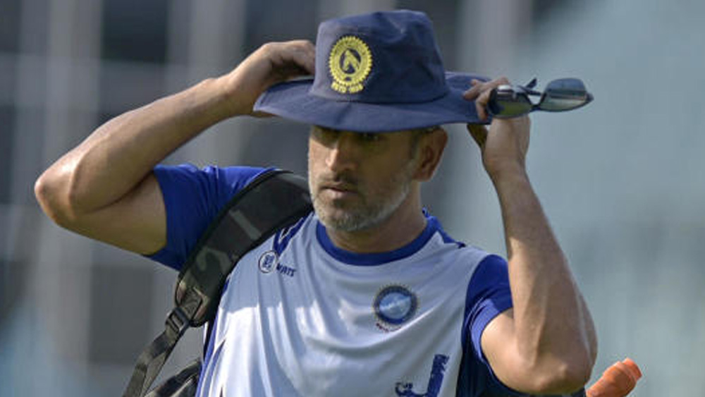 বর্ণময় কেরিয়ারে বার বার ধোনির নাম জড়িয়েছে বলিউড তারকাদের সঙ্গে। দীপিকা পাড়ুকোন, রাই লক্ষ্মী থেকে আসিন, বিভিন্ন সময়ে ধোনির সঙ্গে শোনা গিয়েছে এই নায়িকাদের গুঞ্জন।