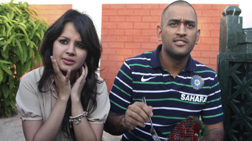 সব গুঞ্জন বন্ধ করে ধোনি সাতপাকে বাঁধা পড়লেন ২০১০-এর জুলাই মাসে। জীবনসঙ্গীর সাক্ষীর সঙ্গে তাঁর আলাপ হয়েছিল কলকাতার তাজ বেঙ্গল হোটেলে। দেহরাদূনের মেয়ে সাক্ষী সেখানে ট্রেনি ছিলেন। চিনতে না পেরে তিনি ধোনির কাছে পরিচয়পত্র দেখতে চেয়েছিলেন। নিজের কর্তব্যের প্রতি অবিচল থাকা তরুণীই মন জয় করে নিয়েছিলেন তারকা ক্রিকেটারের।