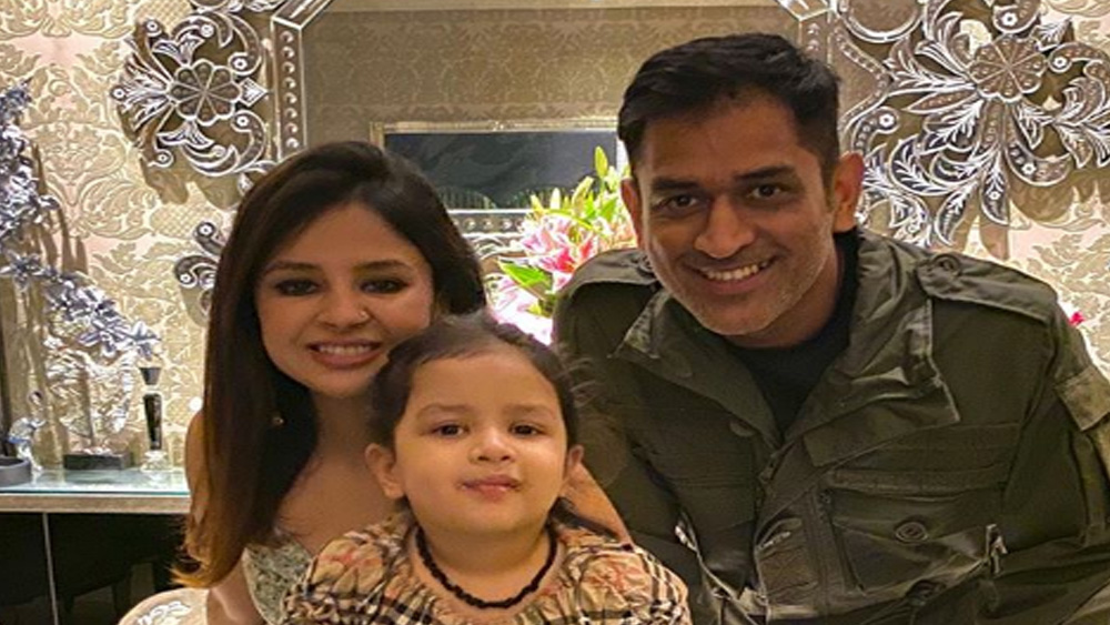 ২০১৫-এ বিশ্বকাপ ক্রিকেট শুরু হওয়ার ঠিক আগে বাবা হন ধোনি। মেয়েকে দেখেছিলেন বিশ্বকাপ থেকে দেশে ফিরে। কাপ জিততে না পারার দুঃখ অনেকটাই প্রশমিত করেছিল সদ্যোজাত কন্যার হাসিমুখ।