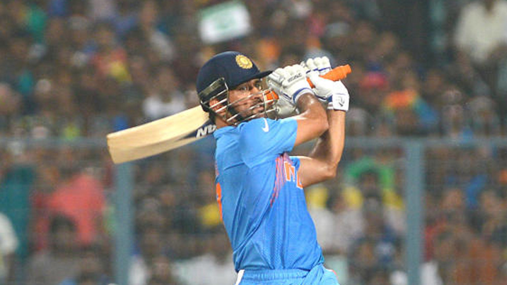 রেলের টিকিট পরীক্ষক থেকে ভারতের অন্যতম সফল অধিনায়ক হওয়ার যাত্রাপথে লুকিয়ে আছেন আরও এক জন। তিনি ধোনির প্রথম প্রেমিকা। শোনা যায়, তরুণীর নাম ছিল প্রিয়ঙ্কা ঝা। তাঁর সঙ্গেই বাকি জীবন কাটাতে চেয়েছিলেন ধোনি। ইন্ডিয়া এ দলের হয়ে ধোনি যখন বিদেশে সফররত, সে সময় এক পথদুর্ঘটনায় মৃত্যু হয়েছিল প্রিয়ঙ্কার, যিনি সাক্ষী এবং সঙ্গী ছিলেন ধোনির প্রথমপর্বের জীবনসংগ্রামের।