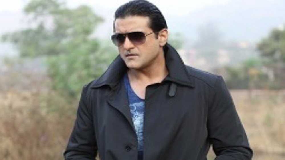 ছবিতে দিব্যা ভারতী এবং ঋষি কপূররে সঙ্গে অভিনয় করার সুযোগ পান তিনি। সেই মতো শুটিংও শুরু করে দেন। কিন্তু বেশ কিছু দিন শুটিং চলার পর ছবি থেকে বেরিয়ে আসার সিদ্ধান্ত নেন আরমান। তাঁর যুক্তি ছিল, ঋষি কপূর যে ছবিতে রয়েছেন, সেই ছবিতে দ্বিতীয় নায়কের চরিত্রে অভিনয় করে বিশেষ লাভ নেই তাঁর।