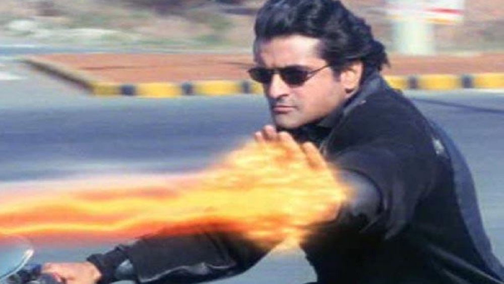 ছবিতে স্পেশ্যাল এফেক্টেও বিশেষ জোর দিয়েছিলেন রাজকুমার। হলিউডের ‘দ্য ম্যাট্রিক্স’ ছবির অনুপ্রেরণায় সমস্ত অ্যাকশন দৃশ্যগুলি সাজান। কিন্তু বক্সঅফিসে মুখ থুবড়ে পড়ে সেই ছবি। শুধু তাই নয়, ‘জানি দুশমন...’ ছবিতে অভিনয়ের পর সানি দেওল, অক্ষয়কুমারদের কেরিয়ারেও ভাটা আসে। আজও ওই ছবিটি নিয়ে ব্যঙ্গ-বিদ্রূপ অব্যাহত সোশ্যাল মিডিয়ায়।