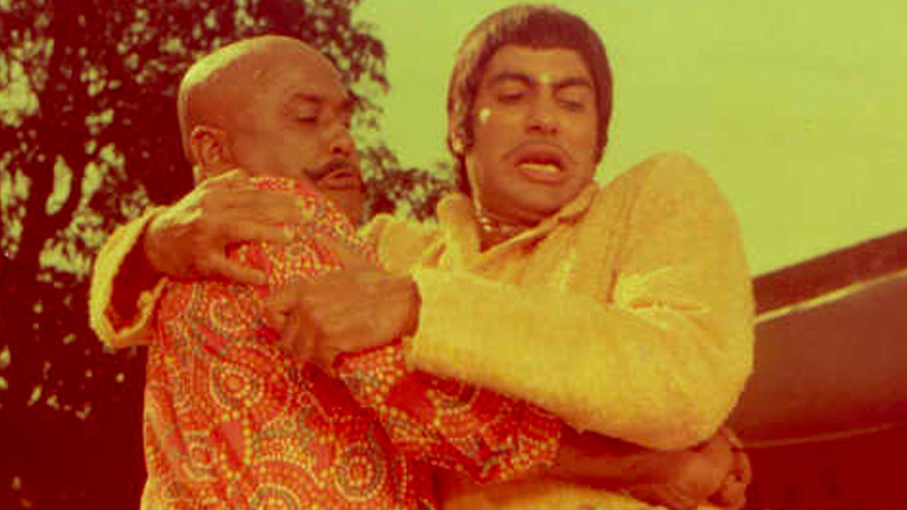 বাবা-মা ভেবেছিলেন মুম্বই শহরের অলিগলিতে ধাক্কা খেতে খেতে ছেলের যেই পেটে টান পড়বে, আপসেই খাবারের খোঁজে কাজ খুঁজতে শুরু করবে সে। হলও তাই। মুম্বইয়ের কটন গ্রিন অঞ্চলে টাটার এক ক্যান্টিনে কাজ পান এমবি। কাজ বলতে বাসন মাজা এবং খাবার এগিয়ে দেওয়া। পরিবর্তে সামান্য কিছু টাকা আর দু’বেলা খাবার।